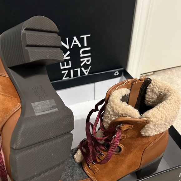 Naturalizer waterproof leather boots. Size 8, never worn, new in box. - Picture 3 of 3
